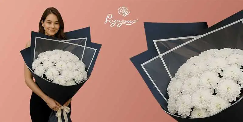 Букет гигант из белых хризантем, фронтальный вид, в руках у девушки